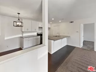 Photo #6: 23290989 Listing