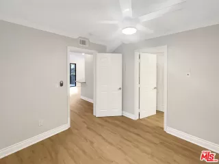 Photo #4: 23316885 Listing