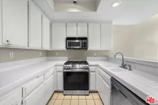 Photo #6: 23318905 Listing 