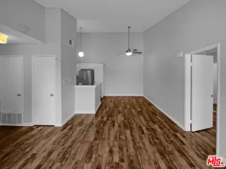 Photo #5: 23331591 Listing