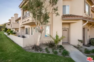 Photo #5: 23332997 Listing