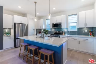 More Details about MLS # 24364175 : 2951 W LINCOLN AVENUE 2