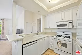 Photo #4: 24400065 Listing