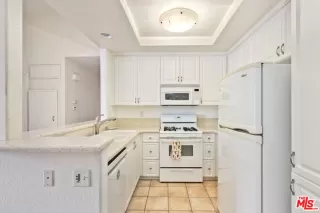 Photo #5: 24400065 Listing