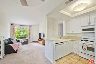 Photo #6: 24400065 Listing