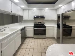 Photo #5: 24469125 Listing