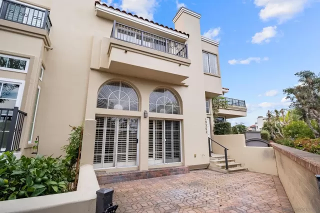 MLS: 250044118SD Condo For Sale