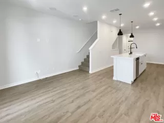 Photo #2: 25498105 Listing