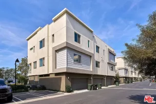 Photo #1: 25500537 Listing