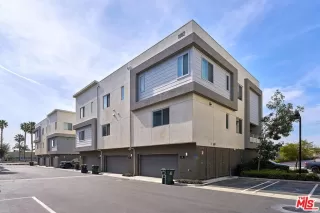 Photo #3: 25500537 Listing