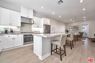 Photo #5: 25500537 Listing