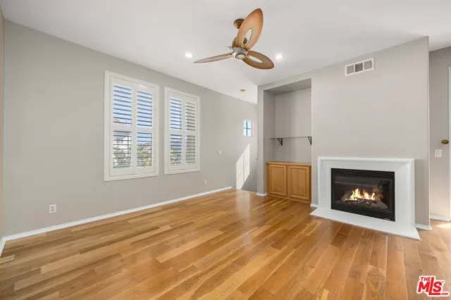 MLS: 25512952 Condo For Sale