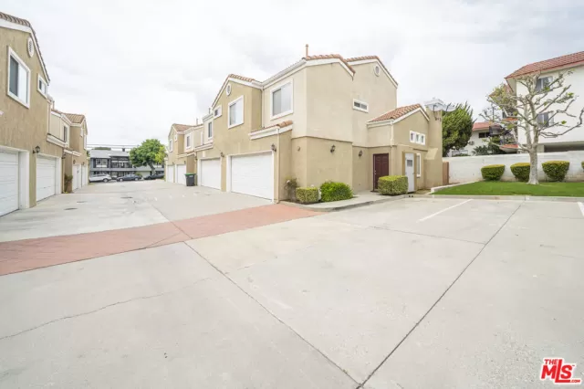 MLS: 25526269 Condo For Sale