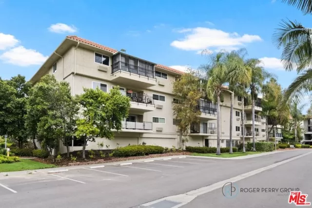 MLS: 25535771 Condo For Sale