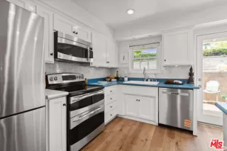 Photo #6: 25549579 Listing