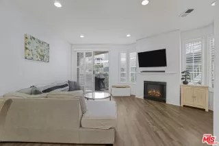 Photo #2: 25612781 Listing