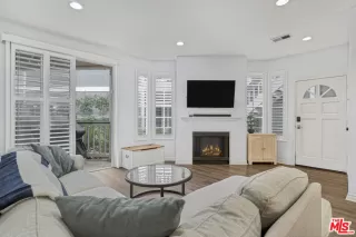 Photo #3: 25612781 Listing