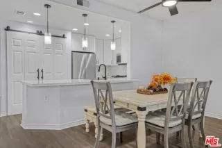 Photo #6: 25612781 Listing