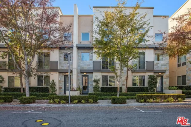 MLS: 25626533 Condo For Sale