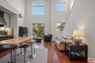 Photo #5: 25626533 Listing