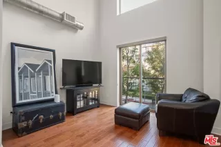 Photo #6: 25626533 Listing