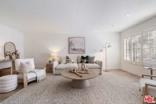 Photo #6: 26641753 Listing