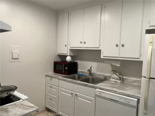 Photo #5: CV22236968 Listing