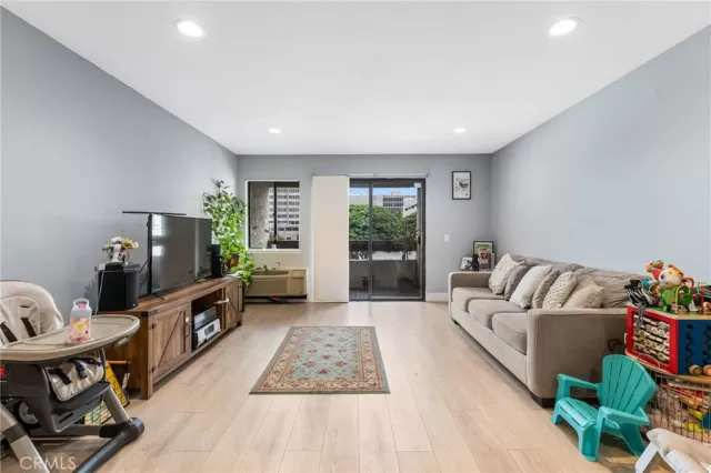 MLS: CV24105906 Condo For Sale