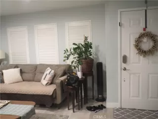 More Details about MLS # CV25253428 : 406 E CENTER