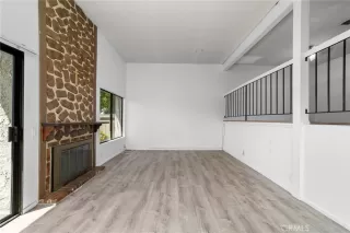 Photo #4: CV26080838 Listing 