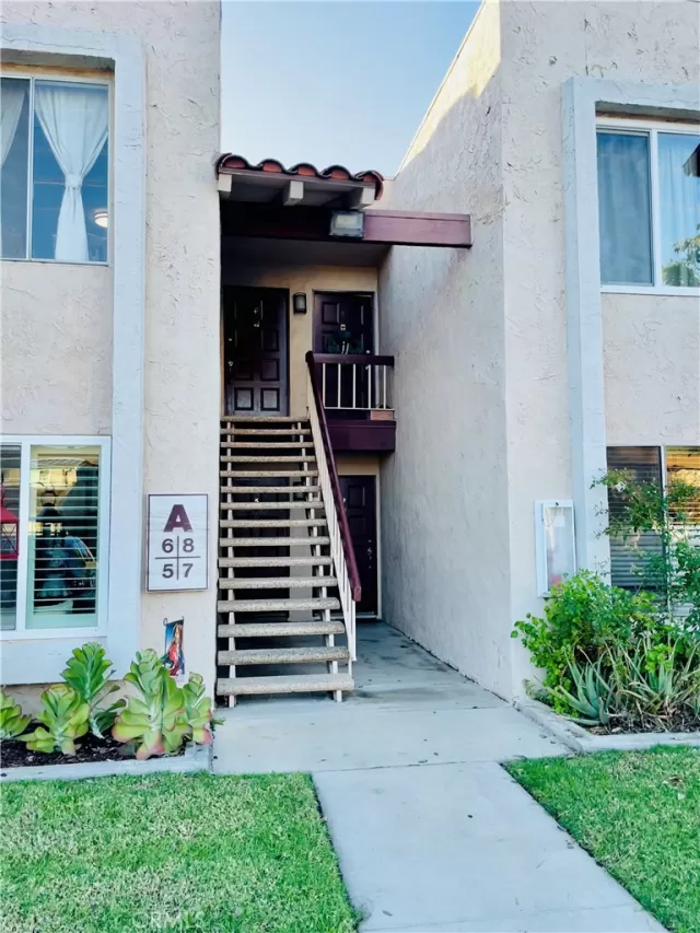 MLS: DW22255161 Condo For Sale