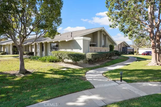 MLS: DW22257842 Condo For Sale