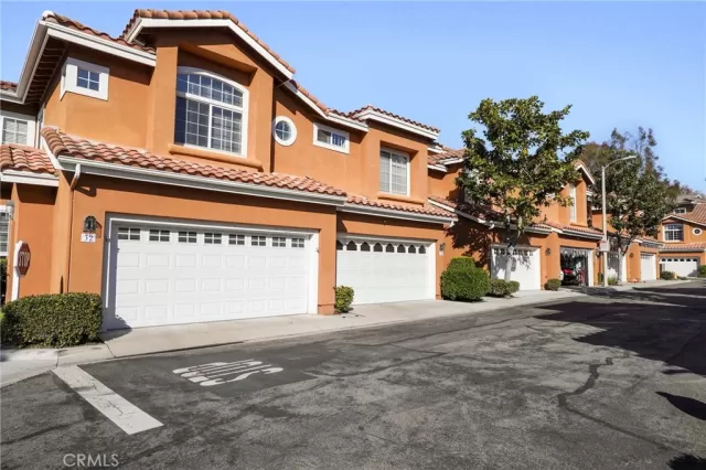 MLS: DW22259028 Condo For Sale