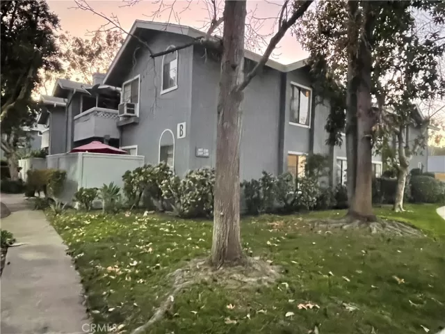 MLS: DW23025815 Condo For Sale