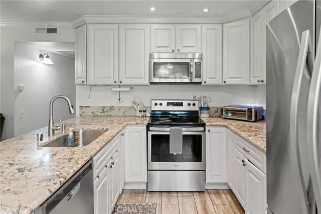 MLS: DW23037328 Condo For Sale