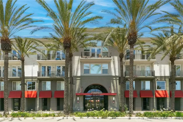 MLS: DW23127324 Condo For Sale