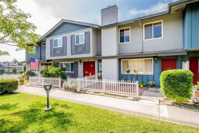 MLS: DW23182264 Condo For Sale