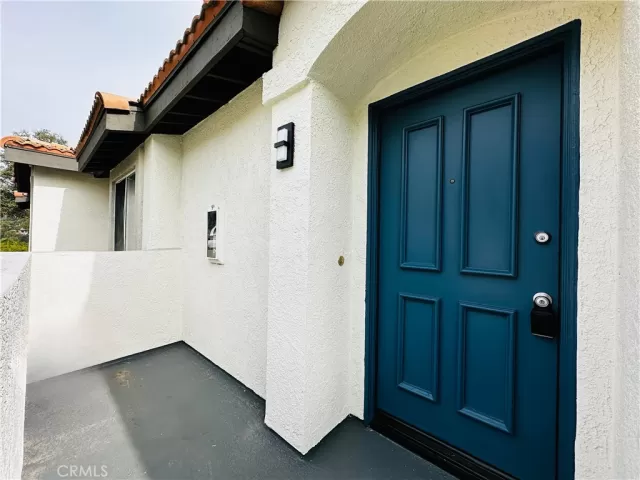 MLS: DW24016177 Condo For Sale