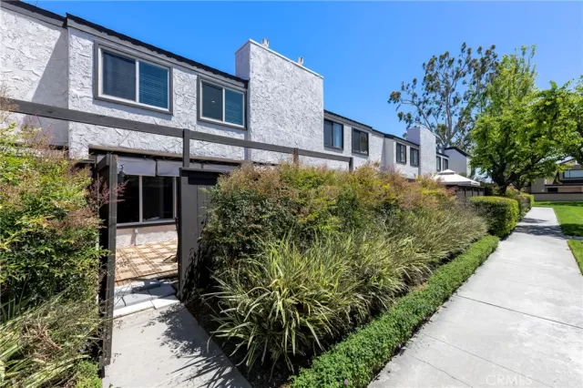 MLS: DW24092513 Condo For Sale