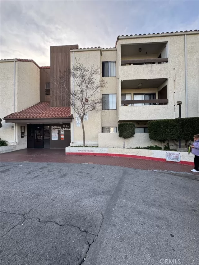 MLS: DW25036277 Condo For Sale