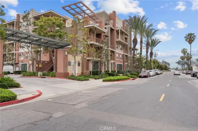 MLS: DW25085076 Condo For Sale