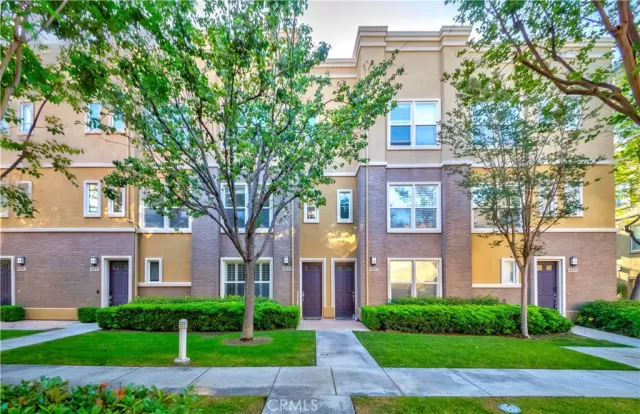 MLS: DW25120659 Condo For Sale