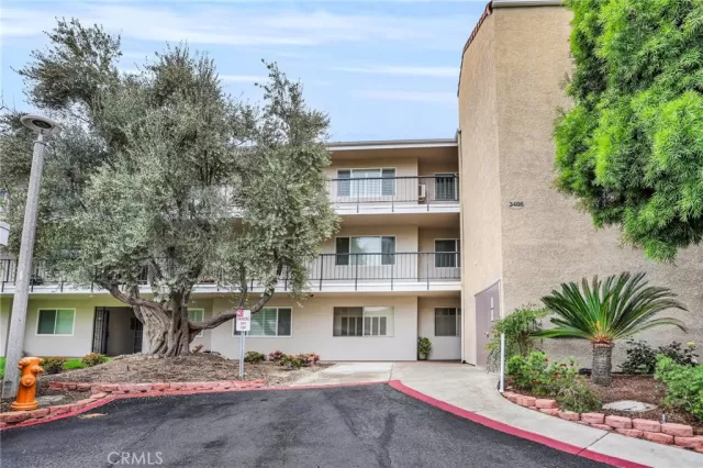 MLS: DW25142389 Condo For Sale