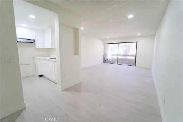 MLS: DW25143592 Condo For Sale