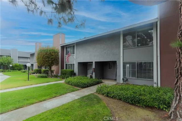 MLS: DW25147785 Condo For Sale