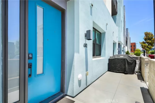 MLS: DW25160688 Condo For Sale