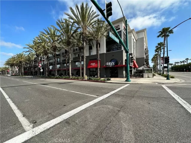 MLS: DW25173937 Condo For Sale