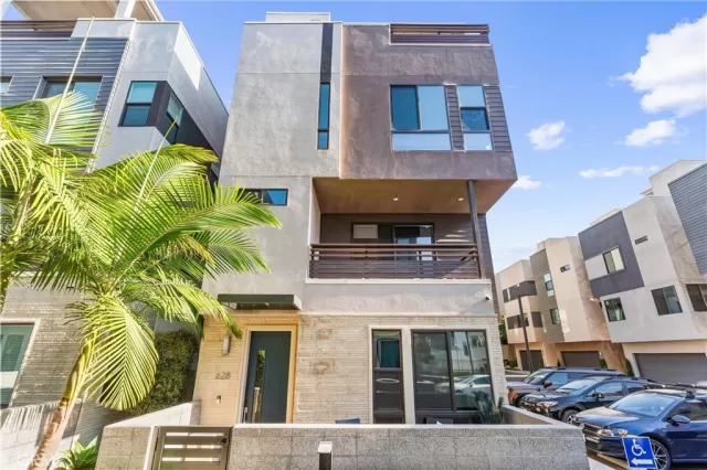 MLS: DW25174146 Condo For Sale