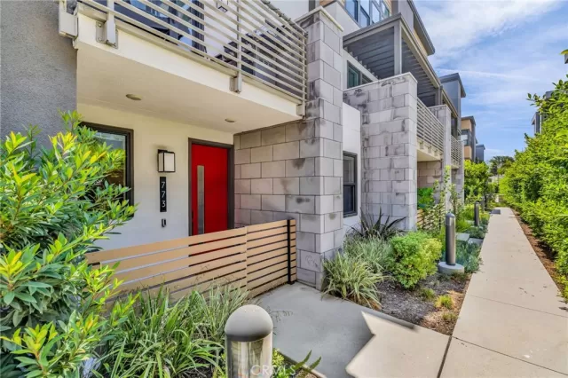 MLS: DW25175986 Condo For Sale