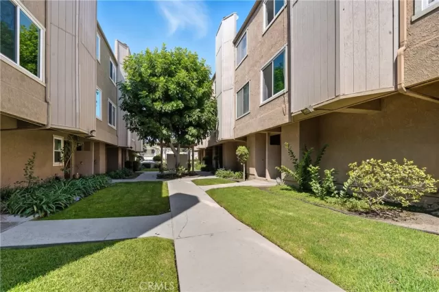 MLS: DW25220484 Condo For Sale